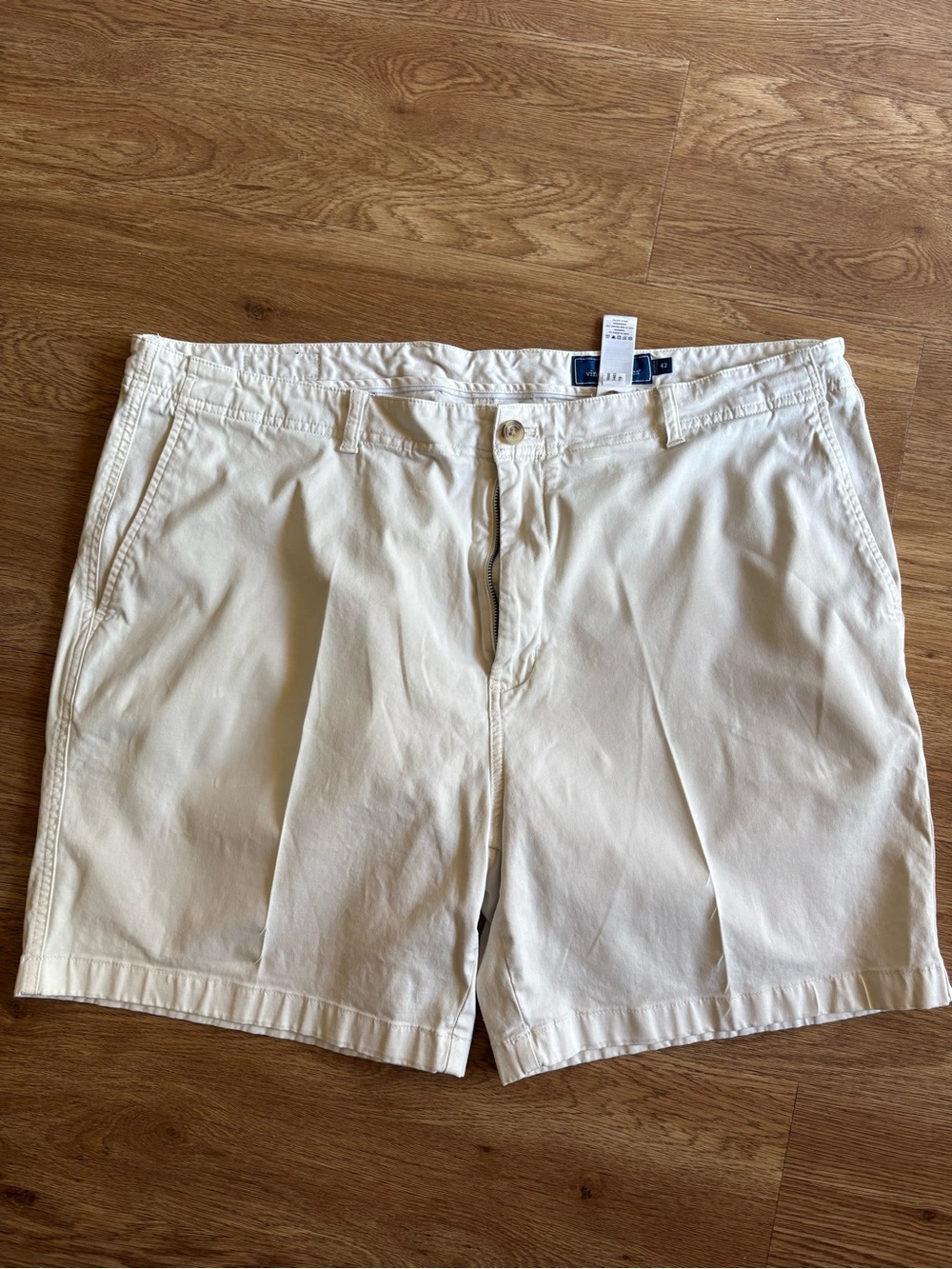 Vineyard Vines Men's Flat Front Shorts, light khaki or cream, size 42
